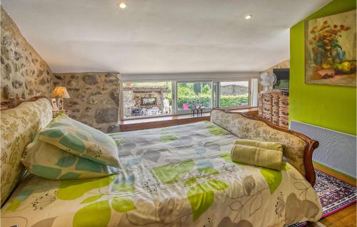 sypialnia z dużym łóżkiem i dużym oknem w obiekcie Gorgeous Home In Augignac With Kitchen w mieście Augignac