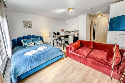 - un salon avec un lit et un canapé rouge dans l'établissement Mountain Sunrise Studio, à Veytaux
