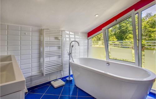 Ένα μπάνιο στο Stunning Home In Augignac With Private Swimming Pool, Outdoor Swimming Pool And Heated Swimming Pool