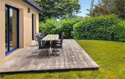 Vonkajšia záhrada v ubytovaní 3 Bedroom Beautiful Home In Erquy