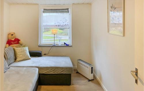 um pequeno quarto com uma cama e uma janela em Beautiful Home In Mjlby With Ethernet Internet em Mjölby