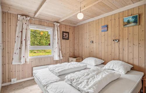 1 dormitorio con 2 camas en una habitación con ventana en Cozy Home In Sby With Wifi, en Saeby