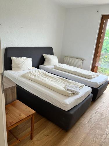 מיטה או מיטות בחדר ב-Zimmer in Kaiserslautern