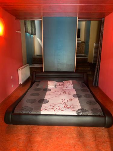 une chambre avec un lit dans une pièce dans l'établissement Évasion du préhaut, à Tournehem