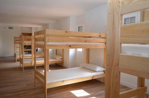 - un ensemble de lits superposés dans une chambre dans l'établissement Albergue Gares, à Puente la Reina