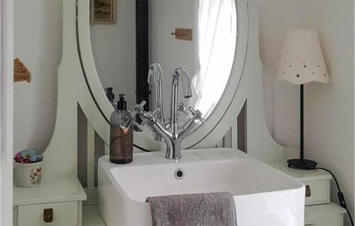 y baño con lavabo y espejo. en Awesome Home In Farsund With House Sea View, en Farsund