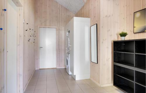 een hal met een koelkast in een kamer bij Cozy Home In Frederiksvrk With Outdoor Swimming Pool in Frederiksværk