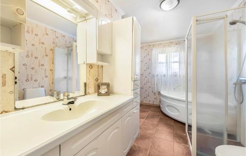 ein Badezimmer mit einem Waschbecken, einem WC und einer Badewanne in der Unterkunft Cozy Home In Vanse With Kitchen in Vanse