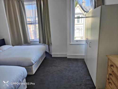 Postel nebo postele na pokoji v ubytování East london 2 bedroom apartment