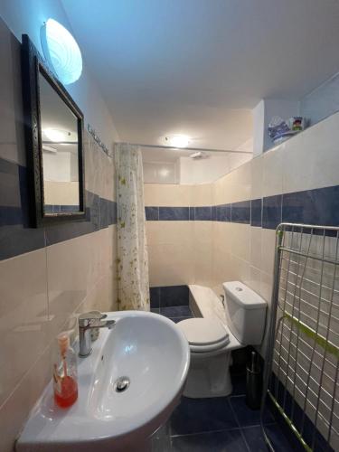 エルムポリにあるVoula 2のバスルーム(白い洗面台、トイレ付)