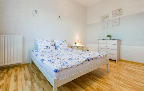Tempat tidur dalam kamar di Stunning Apartment In Darlwko With Kitchen