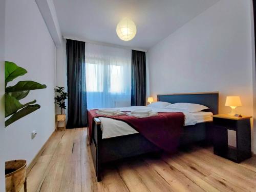 1 dormitorio con 1 cama grande en una habitación en River side apartment with terrace, en Floreşti