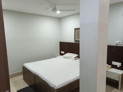 Ein Bett oder Betten in einem Zimmer der Unterkunft Kusum Hotel