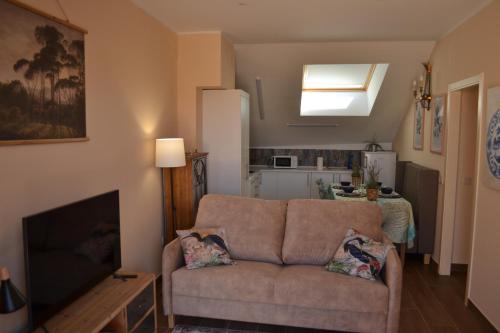 a living room with a couch and a kitchen at La Centralita de la Abuela in Segovia