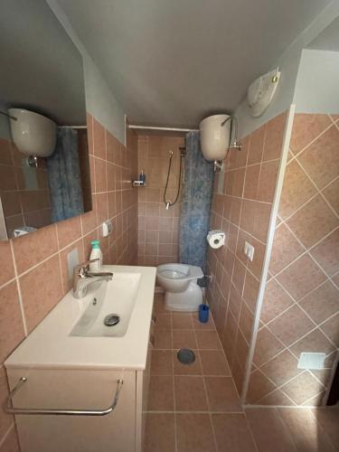 a bathroom with a sink and a toilet at Appartamento in borgo storico in San Giorgio a Liri