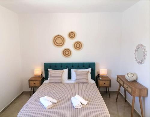 een slaapkamer met een bed met 2 kussens erop bij VILLA HALEPOURI in Chania