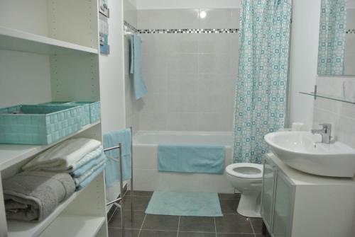 uma casa de banho branca com um lavatório e um WC em Summer in Paris em Ivry-sur-Seine