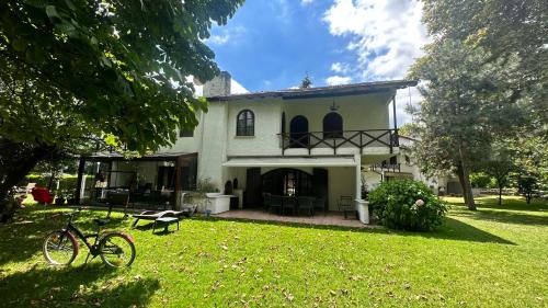 薩潘賈的住宿－Villa by Lake Sapanca，草上带自行车的院子的房子