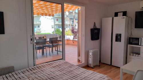 sypialnia z lodówką oraz patio ze stołem w obiekcie Terrassa-Solarium Centre w mieście Platja  d'Aro