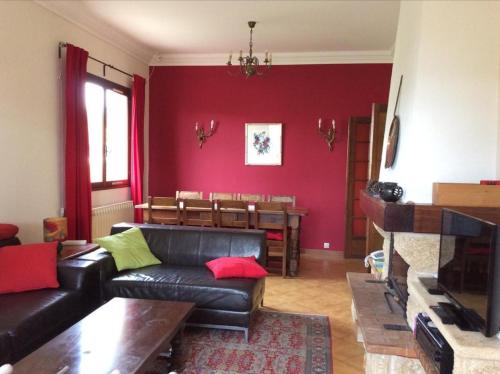 un salon avec un canapé et une table dans l'établissement Les Embruns Maison Appartement, à Saint-Mandrier-sur-Mer