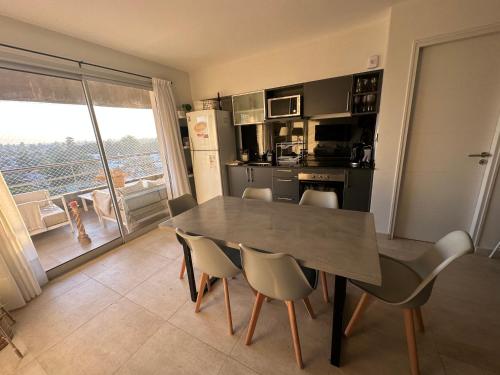 Η κουζίνα ή μικρή κουζίνα στο Apart torre jacaranda 1