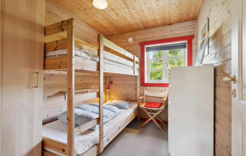 מיטה או מיטות קומותיים בחדר ב-Cozy Home In Herning With Kitchen