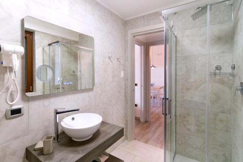 La salle de bains est pourvue d'un lavabo et d'une douche. dans l'établissement Dominella 3, à Casal Velino