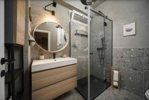 La salle de bains est pourvue d'un lavabo et d'une douche avec un miroir. dans l'établissement “Moment s” Sea house Petrčane, à Petrčane