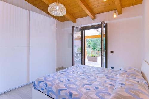 - une chambre avec un lit dans l'établissement Dominella 3, à Casal Velino