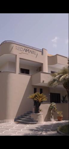 a building with a sign on the side of it at REDAMARE SUITE in Lago Patria