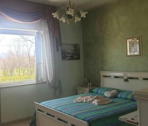 een slaapkamer met een bed en een raam bij Villa Sabrina in Castro dei Volsci
