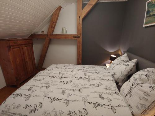 een slaapkamer met een bed met een wit dekbed bij Ferienhaus "Kleinod" in Boizenburg