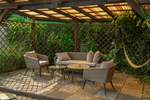 a patio with a couch and chairs and a table at 139 Ferienhaus am Wattenmeer in Sande