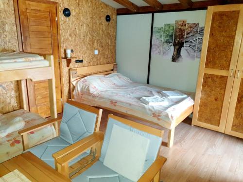 Zimmer mit 2 Etagenbetten und einem Monitor in der Unterkunft Floating apartments in Rađenovići