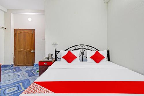 een slaapkamer met een groot bed met rode kussens bij Flagship D.M.2 Resort in Bāgnān