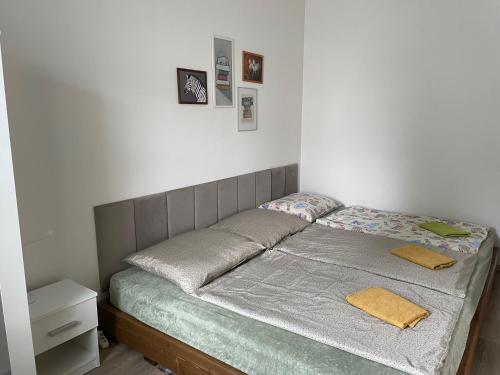 ein Bett in einem Schlafzimmer mit zwei Handtüchern darauf in der Unterkunft Rodinný apartmán Mariánská in Varnsdorf