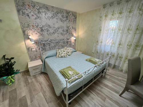 um pequeno quarto com uma cama e uma janela em VittoNico em Morcone