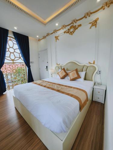 Postel nebo postele na pokoji v ubytování Hân Cao Hotel