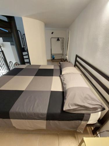 a black and white bed in a room at la chiocciola in Mesagne