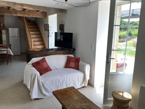 un salon avec un canapé blanc et une table dans l'établissement Propriété de campagne au calme, à Le Bourdeix