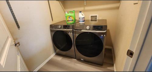 a washer and dryer in a small room at Sunny apartments in Bayburt
