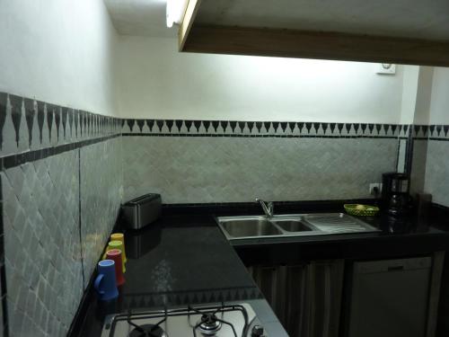 a small kitchen with a sink and a stove at DAR SEFFAH au cœur de la Médina in Fès