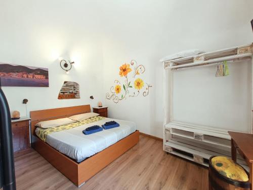 1 dormitorio con cama, escritorio y ventana en B&B Il Girasole, en Finale Ligure