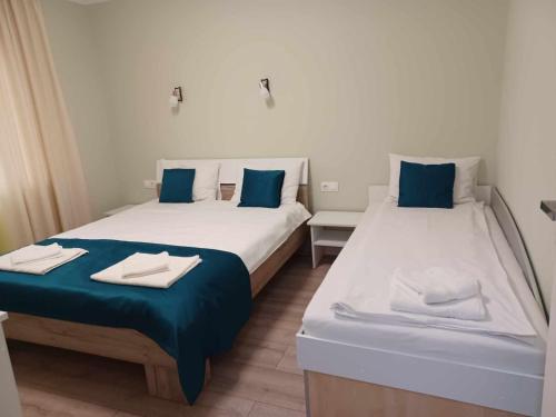 2 camas en una habitación de color azul y blanco en Casa Banc, en Baile 1 Mai