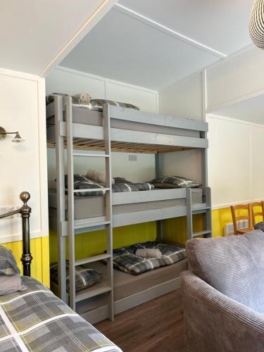 インバネスにある1Lochness glam lodgesの二段ベッドが備わるドミトリールームのベッド1台分です。