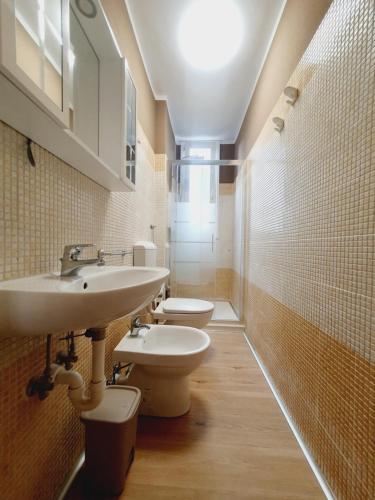 維琴察的住宿－Casa Tiffany，浴室设有2个水槽和2个卫生间