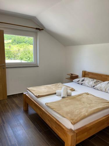 um quarto com 2 camas e uma janela em Apartmani Dado em Banja Luka