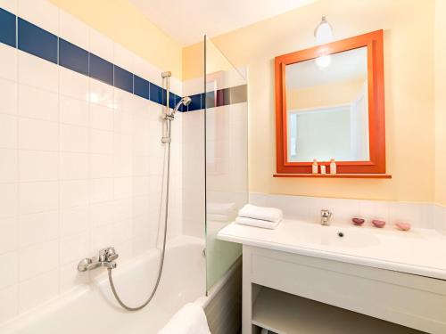 une salle de bain avec un lavabo, une douche et un miroir dans l'établissement Seaside Flat w Balcony, à Château-dʼOlonne