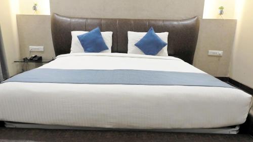 Ένα ή περισσότερα κρεβάτια σε δωμάτιο στο Hotel Sai Miracle