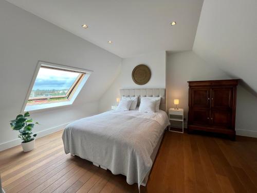 um quarto com uma cama grande e uma janela em Luxury Business Accommodation Geel em Geel